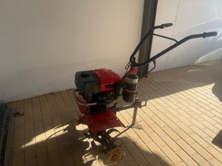 Motocultor rojo