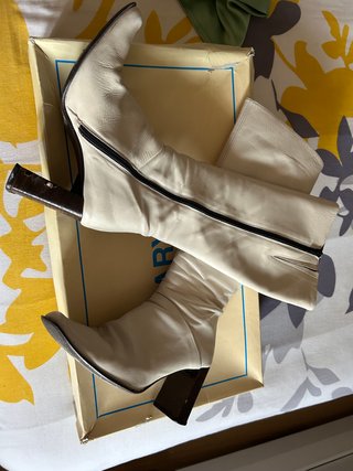 Botas de piel altas beige y tacón marrón T.38