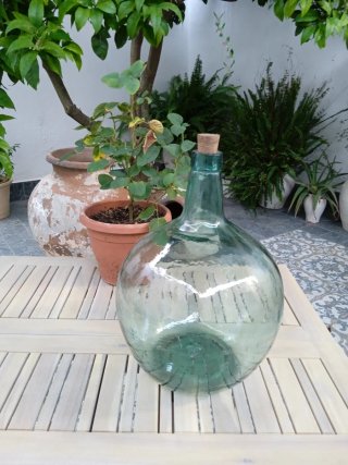 Damajuana antigua de cristal con tapón de corcho