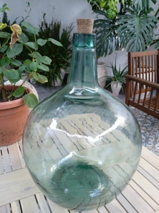 Damajuana antigua de cristal con tapón de corcho