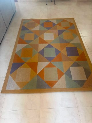 Alfombra geométrica beige y morada 130x 190