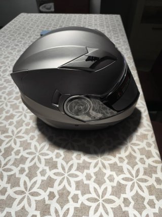 Casco de moto integral gris y negro