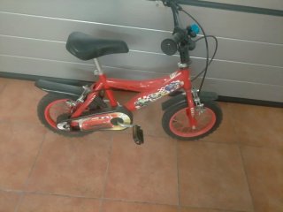 Bicicleta infantil roja