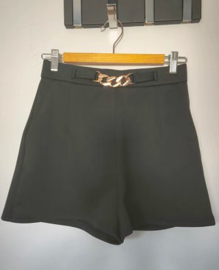 Pantalón corto negro con eslabones dorados