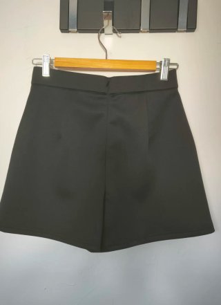 Pantalón corto negro con eslabones dorados