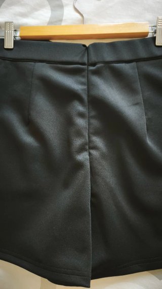 Pantalón corto negro con eslabones dorados