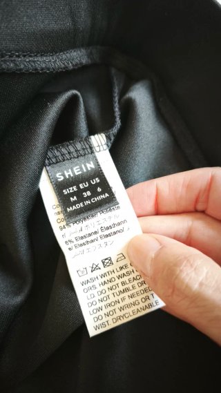 Pantalón corto negro con eslabones dorados
