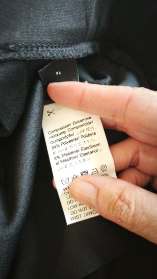 Pantalón corto negro con eslabones dorados