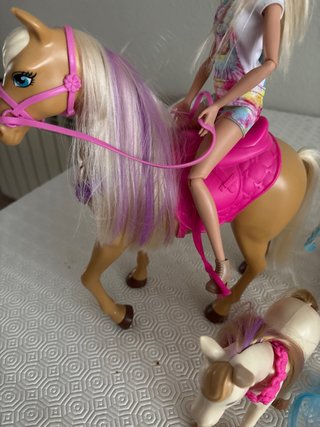 Establo Barbie con Muñeca y Caballos