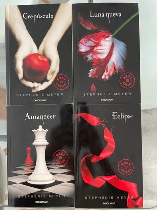 Saga crepusculo. Se pueden comprar juntos o sep.
