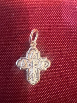 Cruz de plata con imágenes religiosas