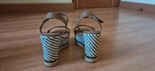 Sandalias cuña Gioseppo marrones y multicolor