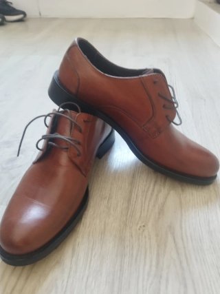 Zapatos de cuero marrones nuevos