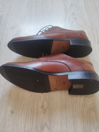Zapatos de cuero marrones nuevos