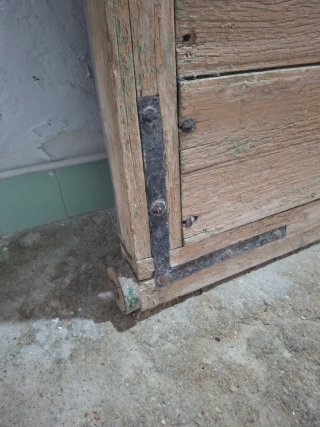 Puerta rústica de madera antigua