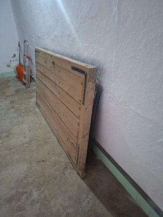 Puerta rústica de madera antigua