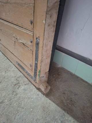 Puerta rústica de madera antigua