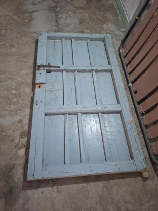 Puerta rústica de madera antigua
