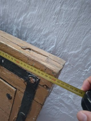 Puerta rústica de madera antigua