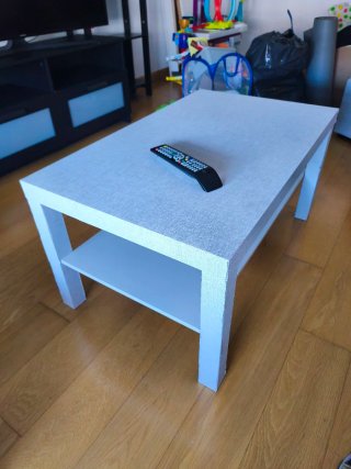 Mesa de centro gris y blanca