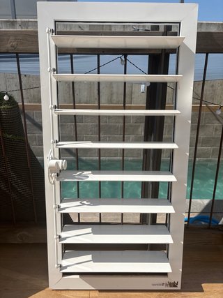 Ventana con lamas blancas sin extrenar