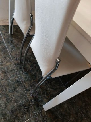 Mesa extensible y 4 sillas blancas