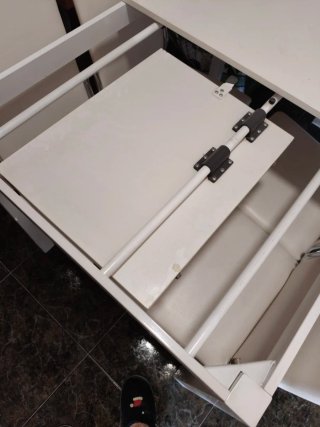 Mesa extensible y 4 sillas blancas