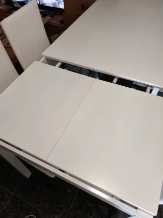 Mesa extensible y 4 sillas blancas
