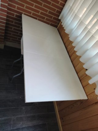 Mesa plegable blanca de madera