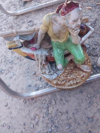 Figura antigua marinero en barca