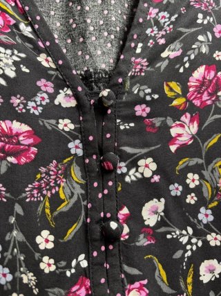 Blusa fluida floral y lunares boho