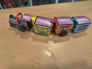 Tren de hojalata vintage con vagones