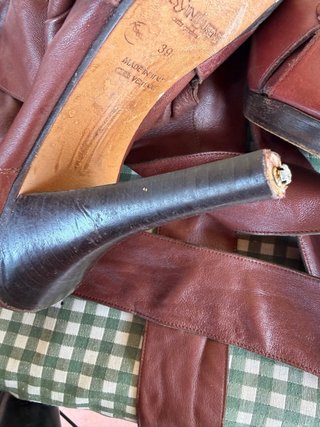 Stivali alti in pelle marrone Yves Saint Laurent