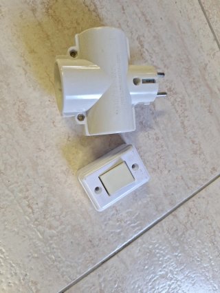 Enchufe múltiple y conmutador blanco