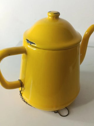 Cafetera esmaltada vintage amarilla
