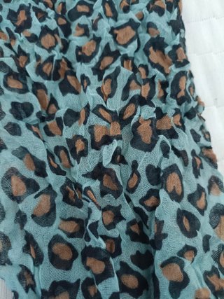 Fular azul con estampado leopardo