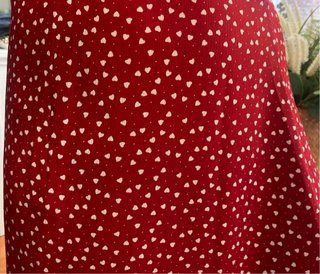 Falda roja con estampado de corazones