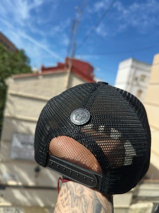 Gorra Versa Negra y Dorada