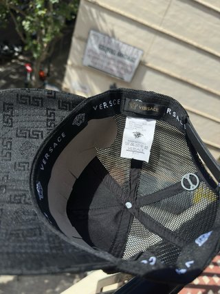 Gorra Versa Negra y Dorada