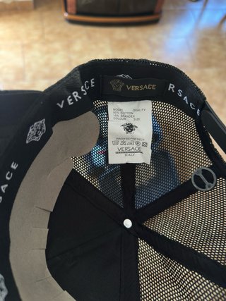 Gorra Versa Negra y Dorada