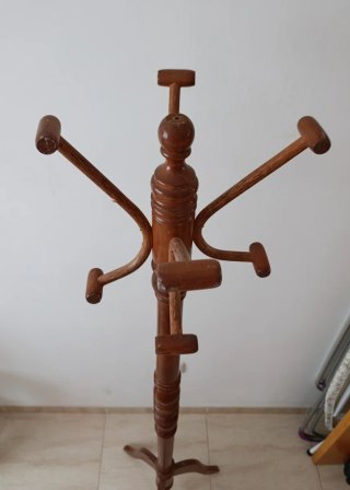 Perchero de pie de madera antiguo