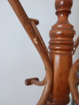 Perchero de pie de madera antiguo