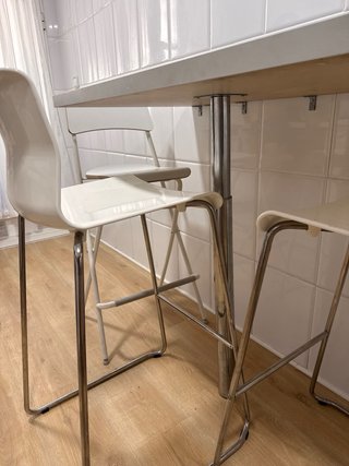 Barra de cocina con pata y 3 taburetes