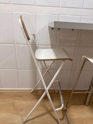 Barra de cocina con pata y 3 taburetes