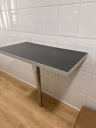 Barra de cocina con pata y 3 taburetes