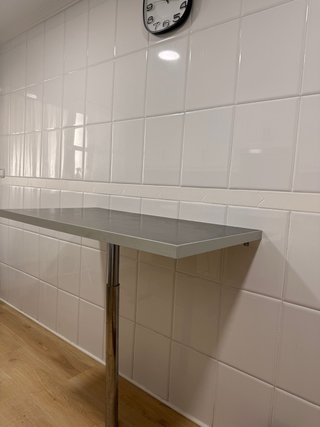 Barra de cocina con pata y 3 taburetes