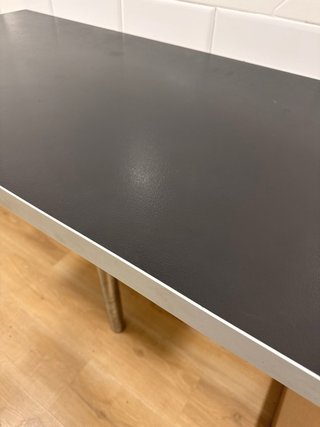 Barra de cocina con pata y 3 taburetes