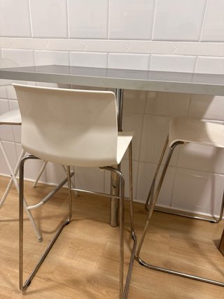Barra de cocina con pata y 3 taburetes