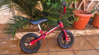 Bicicleta sin pedales Chicco First Bike roja