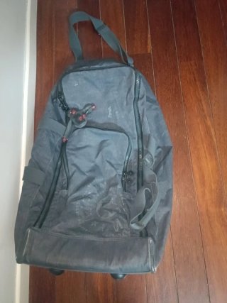 Maleta Kipling gris tipo mochila